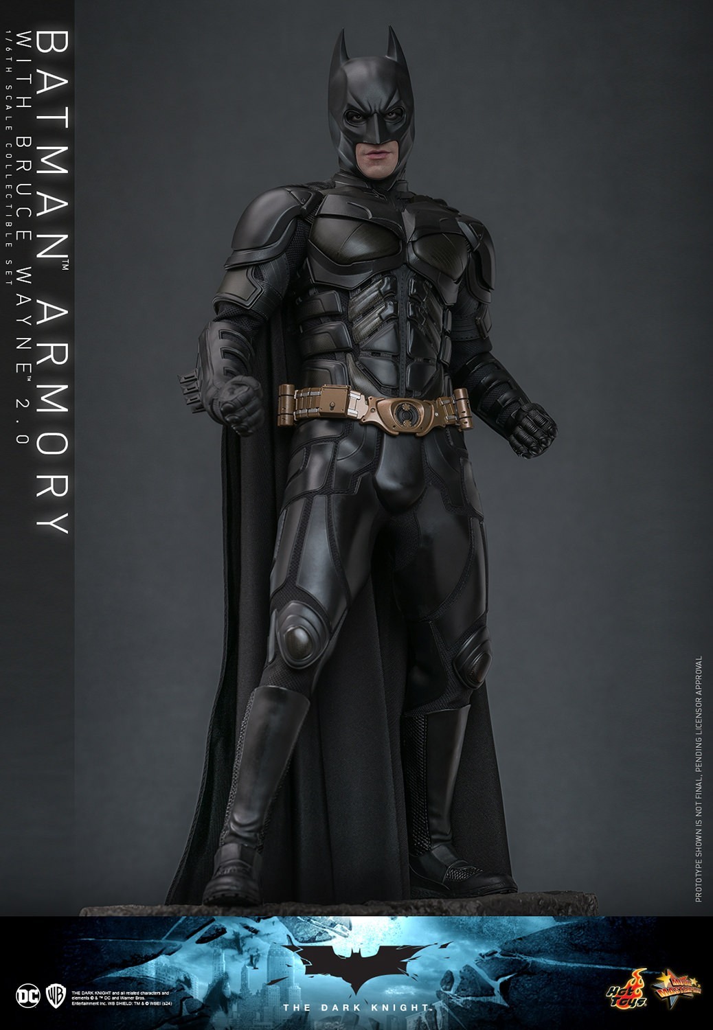 Hot Toys『《黑暗騎士》蝙蝠俠武器格納庫與布魯斯·韋恩(Batman Armory with Bruce Wayne) 2.0』1/6 比例收藏套裝組