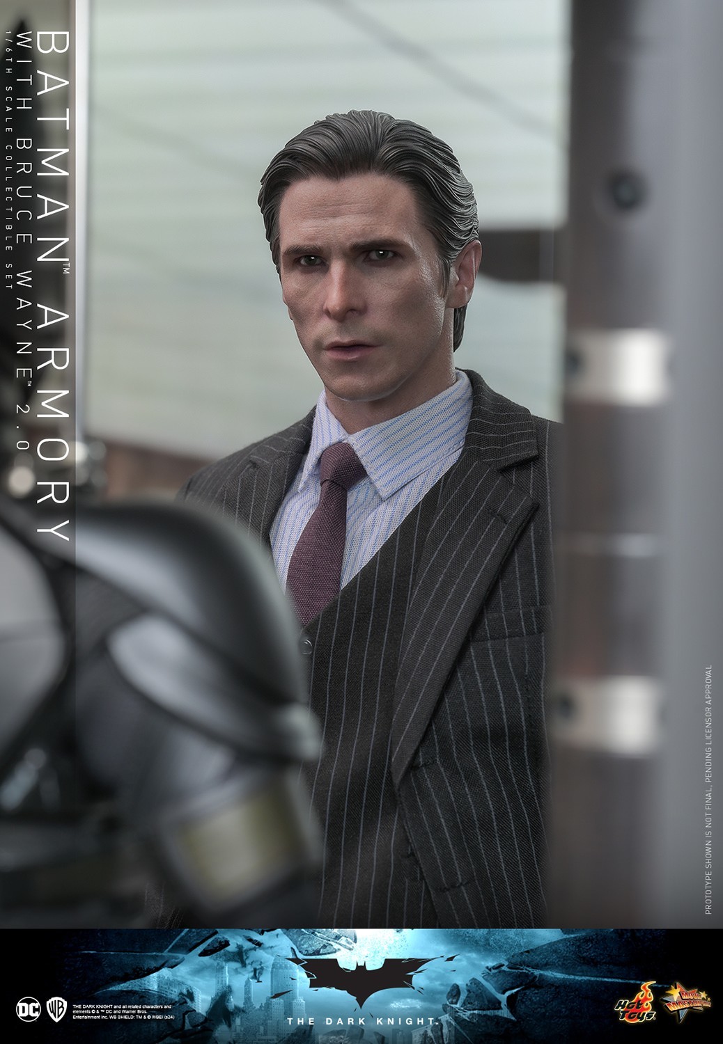 Hot Toys『《黑暗騎士》蝙蝠俠武器格納庫與布魯斯·韋恩(Batman Armory with Bruce Wayne) 2.0』1/6 比例收藏套裝組