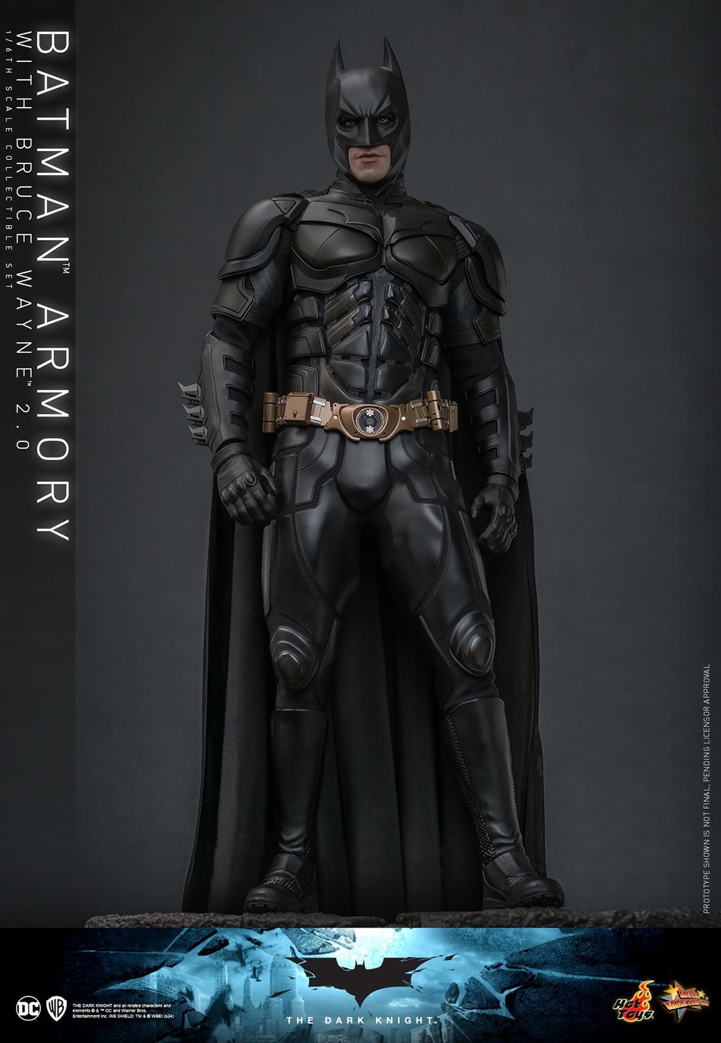 Hot Toys『《黑暗騎士》蝙蝠俠武器格納庫與布魯斯·韋恩(Batman Armory with Bruce Wayne) 2.0』1/6 比例收藏套裝組