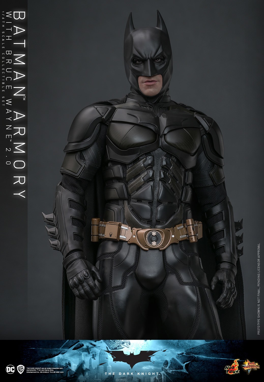 Hot Toys『《黑暗騎士》蝙蝠俠武器格納庫與布魯斯·韋恩(Batman Armory with Bruce Wayne) 2.0』1/6 比例收藏套裝組