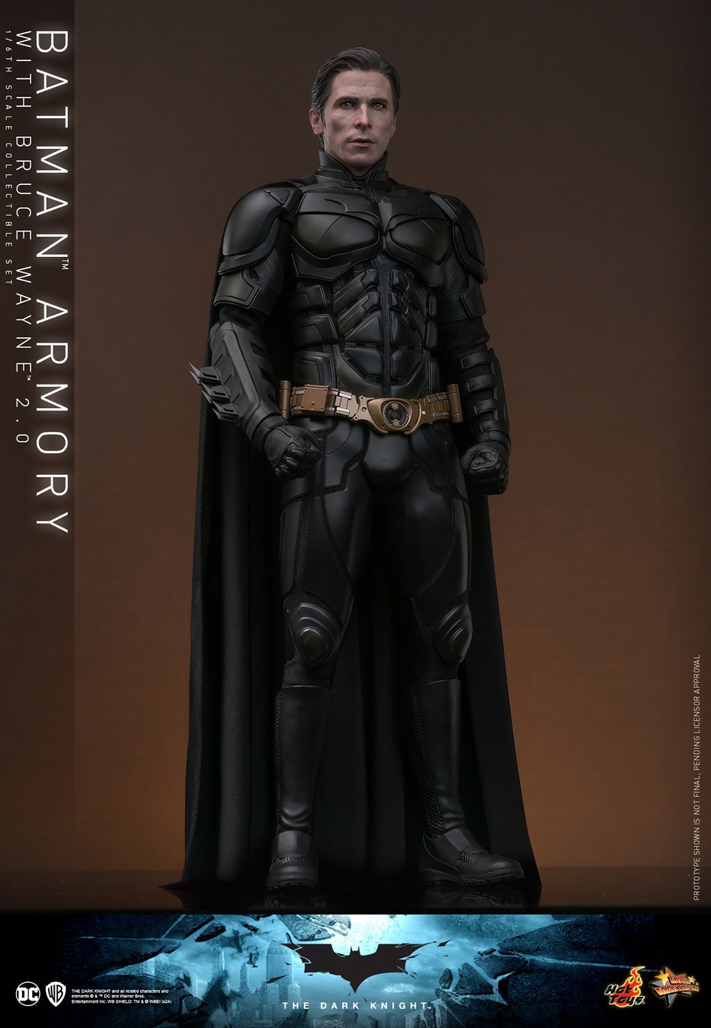 Hot Toys『《黑暗騎士》蝙蝠俠武器格納庫與布魯斯·韋恩(Batman Armory with Bruce Wayne) 2.0』1/6 比例收藏套裝組
