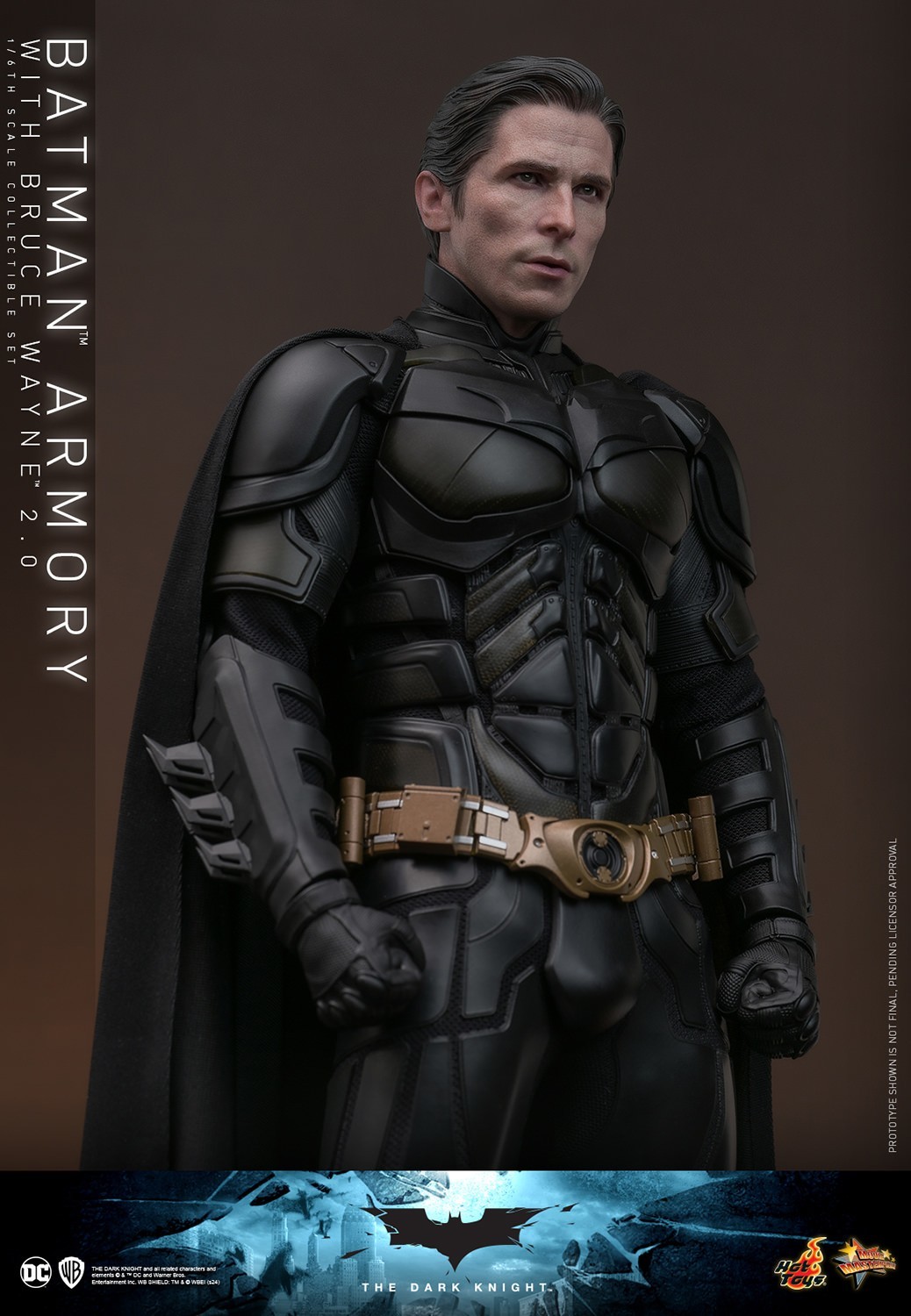 Hot Toys『《黑暗騎士》蝙蝠俠武器格納庫與布魯斯·韋恩(Batman Armory with Bruce Wayne) 2.0』1/6 比例收藏套裝組