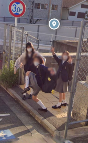各種創意無極限！ Google Map街景「三位女高中生」暴紅成迷因二創對象 