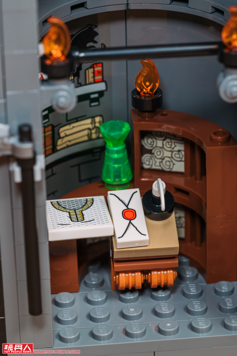 LEGO 10333「魔戒:巴拉多」開箱報告 高達 83 公分的黑鐵巨城!