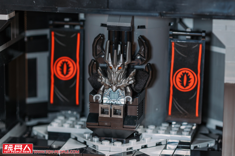 LEGO 10333「魔戒:巴拉多」開箱報告 高達 83 公分的黑鐵巨城!