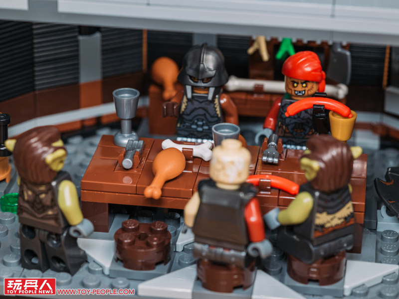 LEGO 10333「魔戒:巴拉多」開箱報告 高達 83 公分的黑鐵巨城!