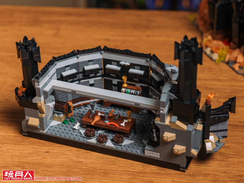LEGO 10333「魔戒:巴拉多」開箱報告 高達 83 公分的黑鐵巨城!