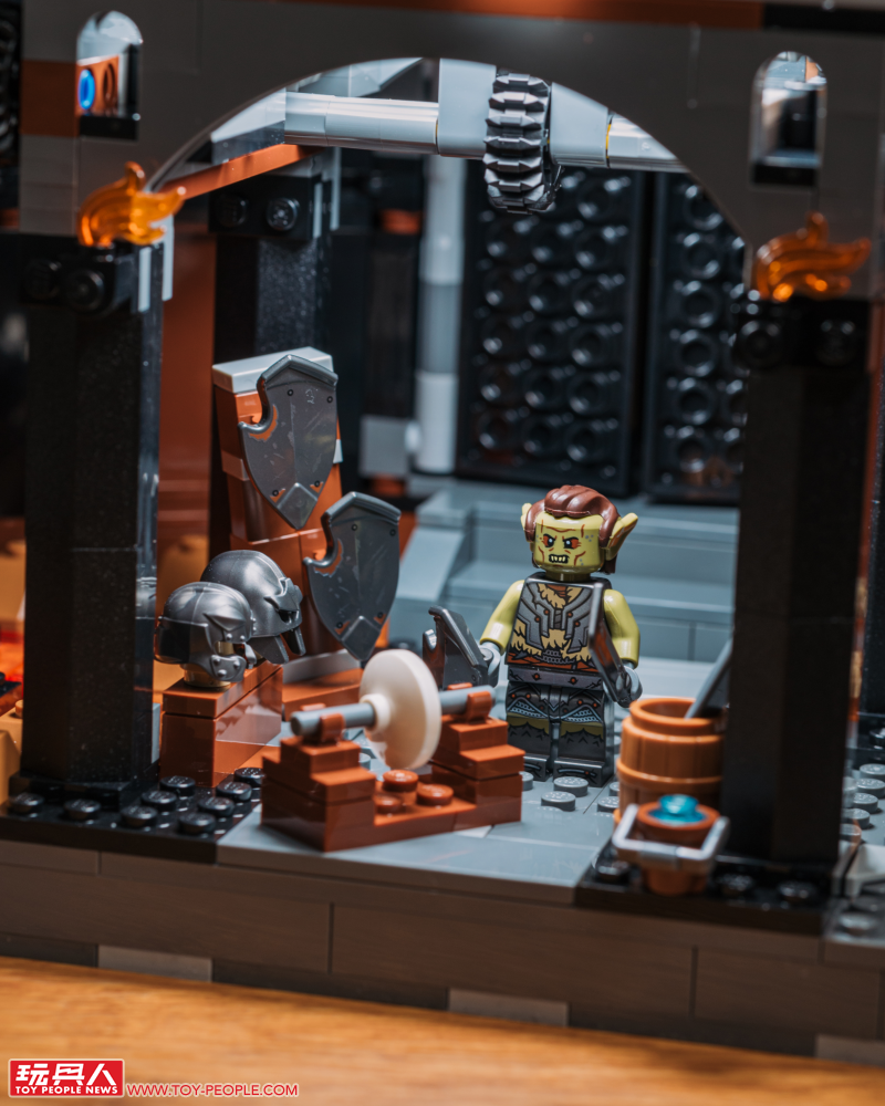 LEGO 10333「魔戒:巴拉多」開箱報告 高達 83 公分的黑鐵巨城!