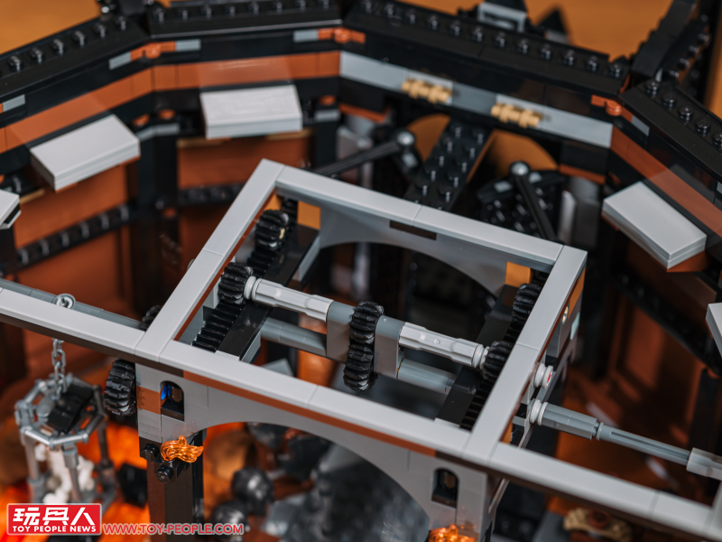 LEGO 10333「魔戒:巴拉多」開箱報告 高達 83 公分的黑鐵巨城!