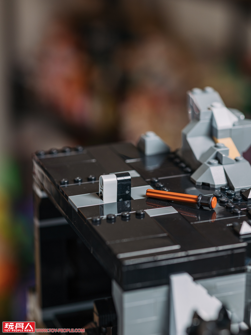 LEGO 10333「魔戒:巴拉多」開箱報告 高達 83 公分的黑鐵巨城!