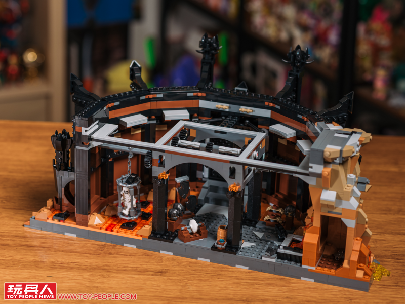 LEGO 10333「魔戒:巴拉多」開箱報告 高達 83 公分的黑鐵巨城!