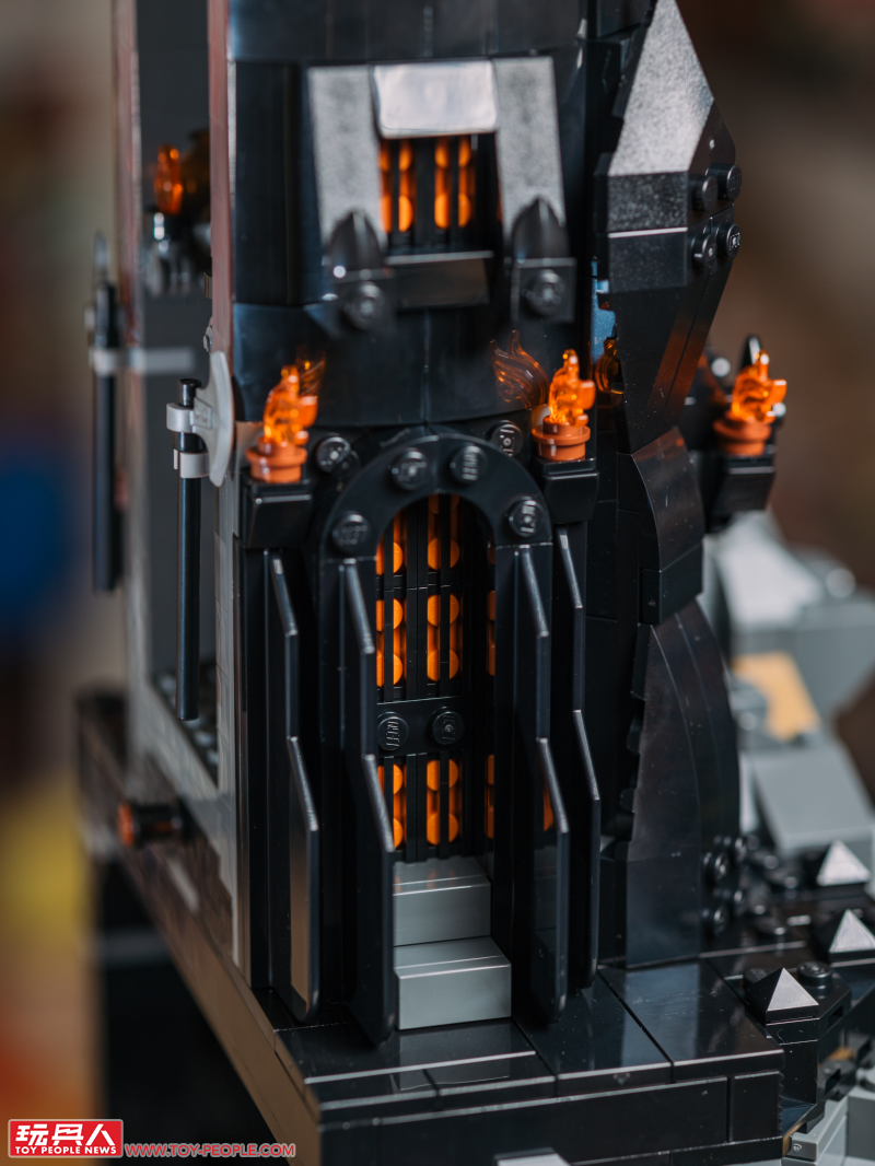 LEGO 10333「魔戒:巴拉多」開箱報告 高達 83 公分的黑鐵巨城!