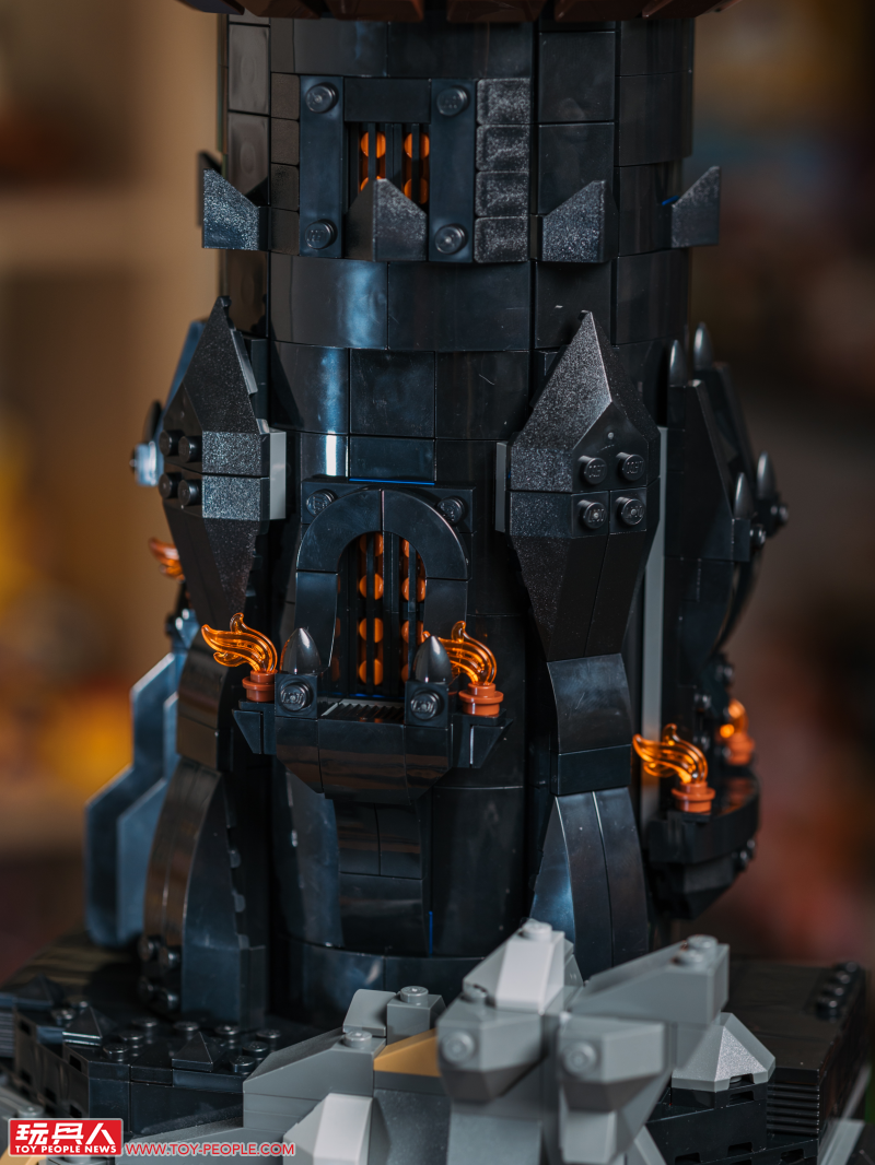 LEGO 10333「魔戒:巴拉多」開箱報告 高達 83 公分的黑鐵巨城!