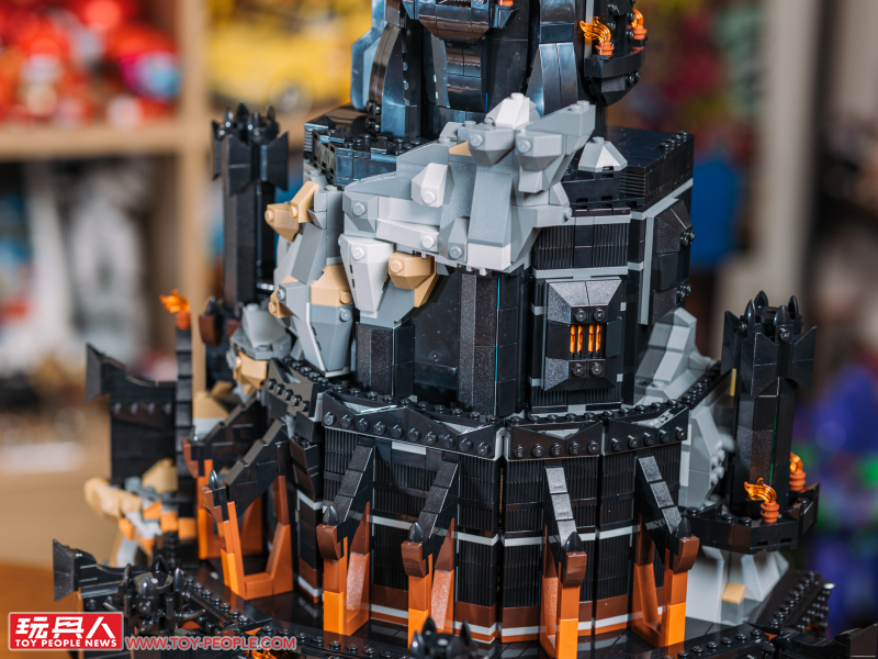 LEGO 10333「魔戒:巴拉多」開箱報告 高達 83 公分的黑鐵巨城!