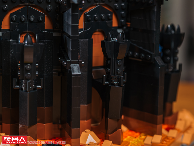LEGO 10333「魔戒:巴拉多」開箱報告 高達 83 公分的黑鐵巨城!
