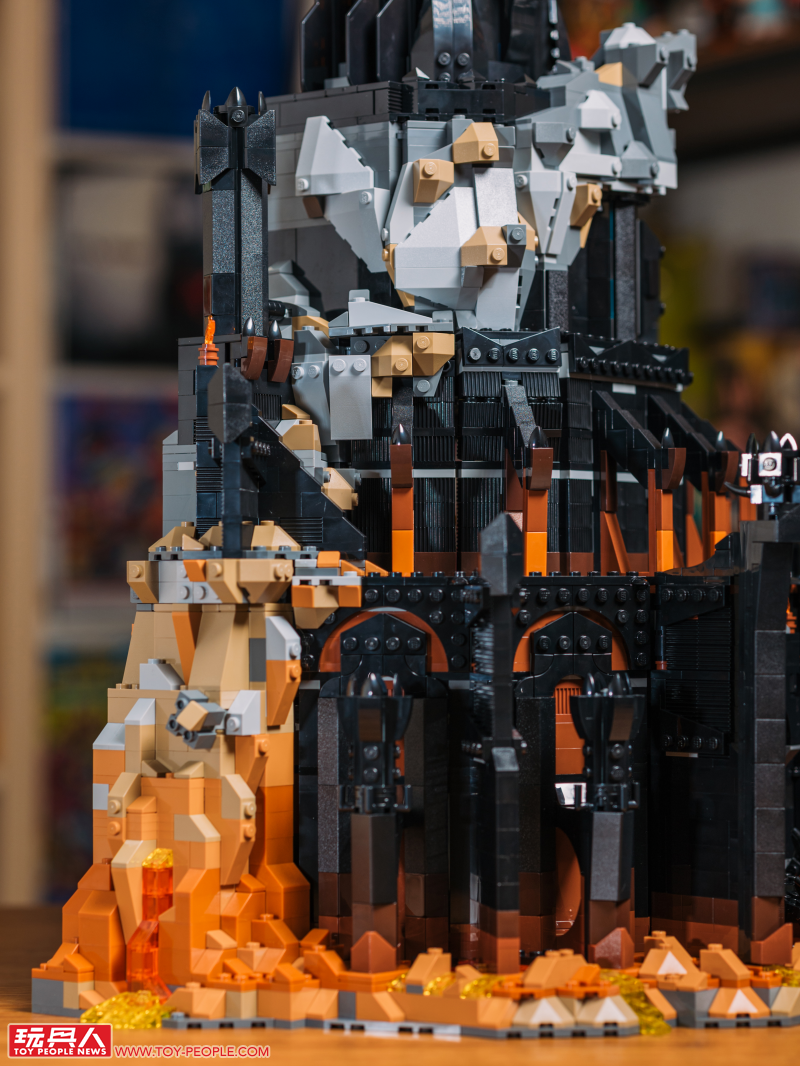 LEGO 10333「魔戒:巴拉多」開箱報告 高達 83 公分的黑鐵巨城!
