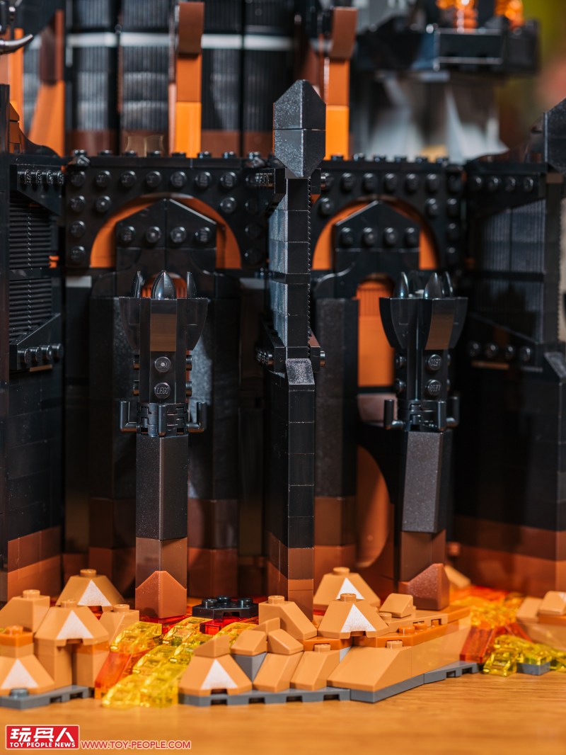 LEGO 10333「魔戒:巴拉多」開箱報告 高達 83 公分的黑鐵巨城!