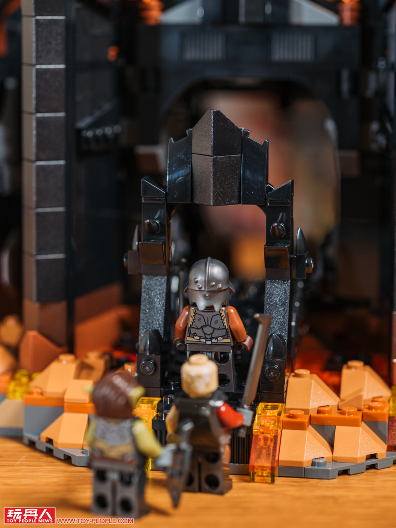 LEGO 10333「魔戒:巴拉多」開箱報告 高達 83 公分的黑鐵巨城!
