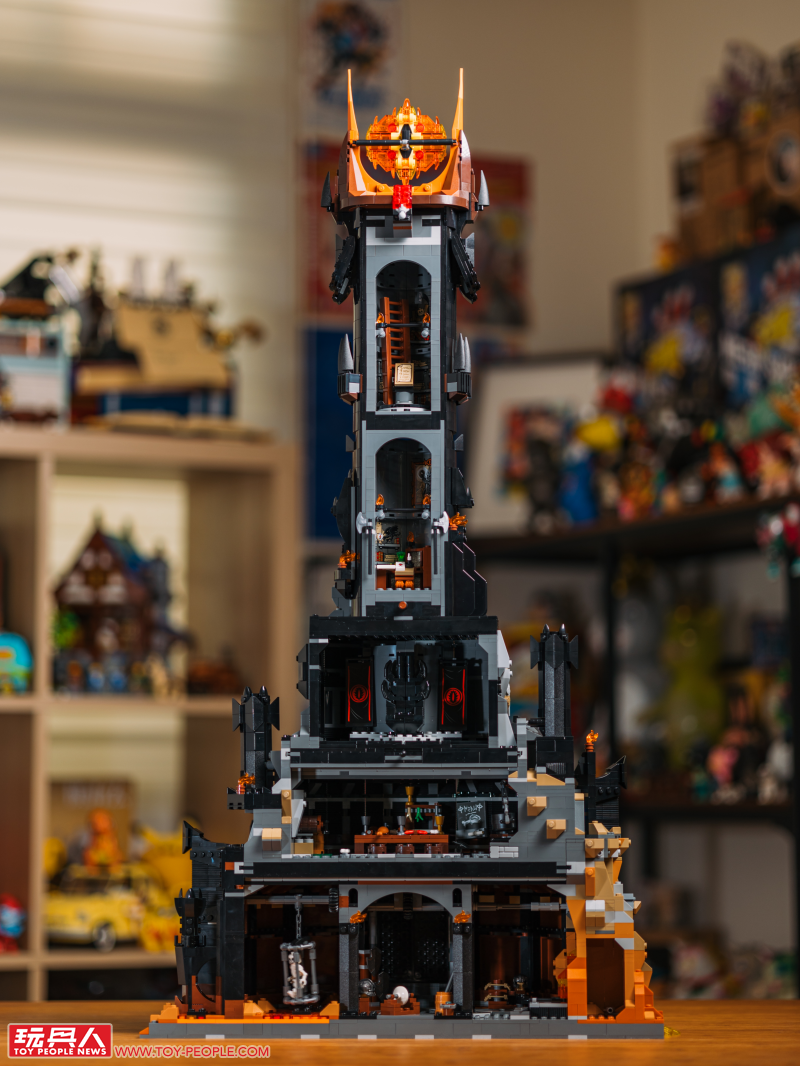 LEGO 10333「魔戒:巴拉多」開箱報告 高達 83 公分的黑鐵巨城!