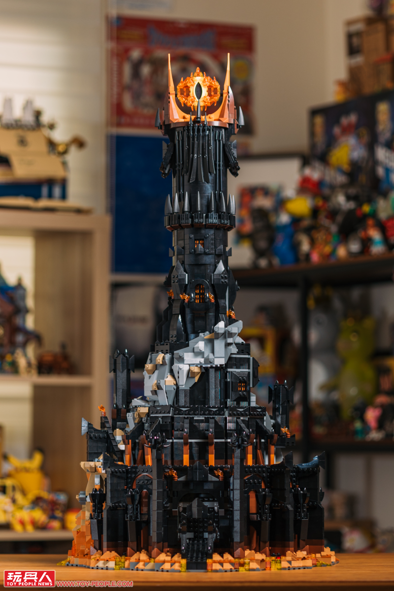 LEGO 10333「魔戒:巴拉多」開箱報告 高達 83 公分的黑鐵巨城!