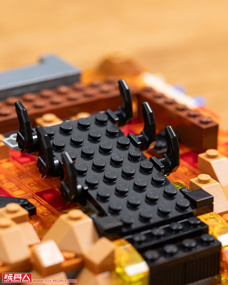 LEGO 10333「魔戒:巴拉多」開箱報告 高達 83 公分的黑鐵巨城!