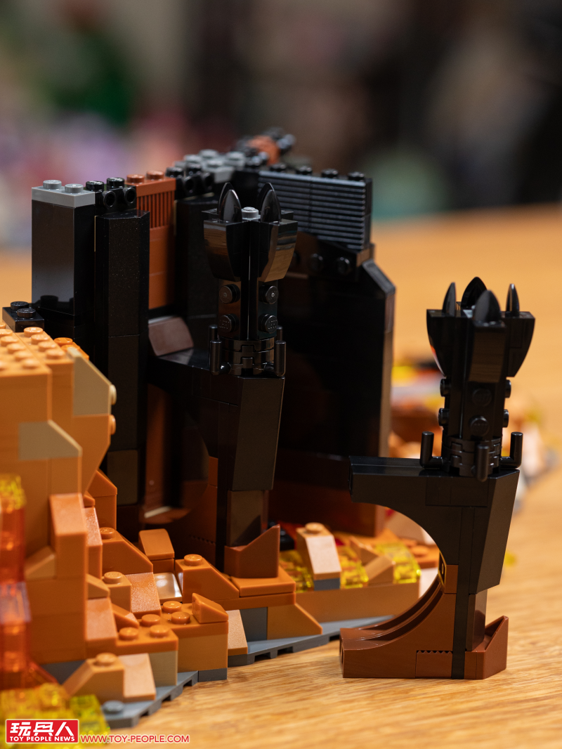LEGO 10333「魔戒:巴拉多」開箱報告 高達 83 公分的黑鐵巨城!