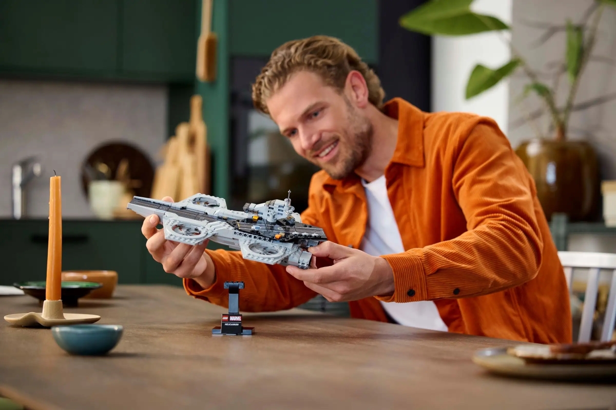 LEGO 76295「復仇者聯盟飛行航母」（The Avengers Helicarrier）跑道上有三片零件構成的昆式戰機！