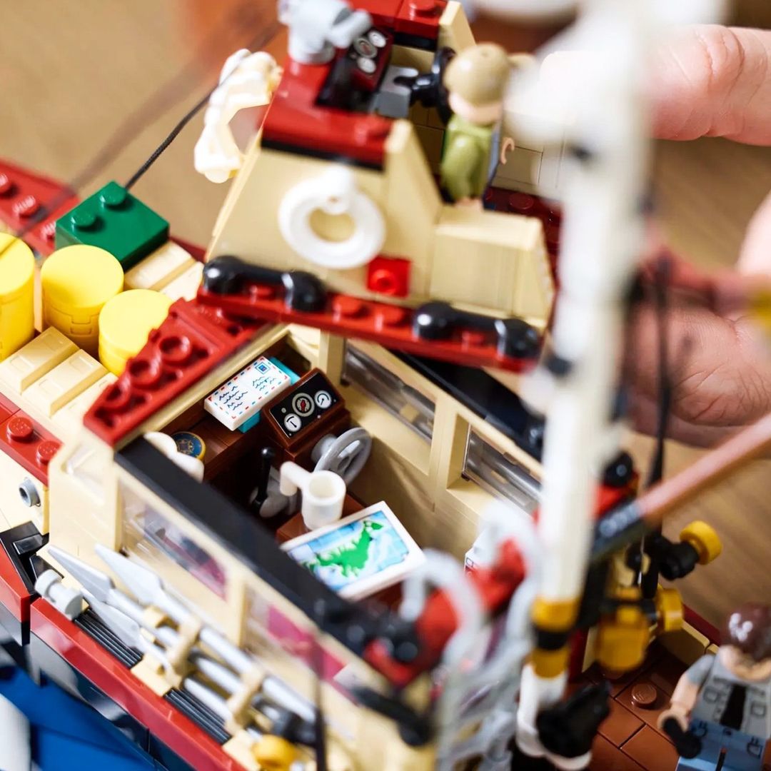 LEGO 21350 Ideas 系列「大白鯊」（Jaws）能以兩種方式展示致命掠食者布魯斯！