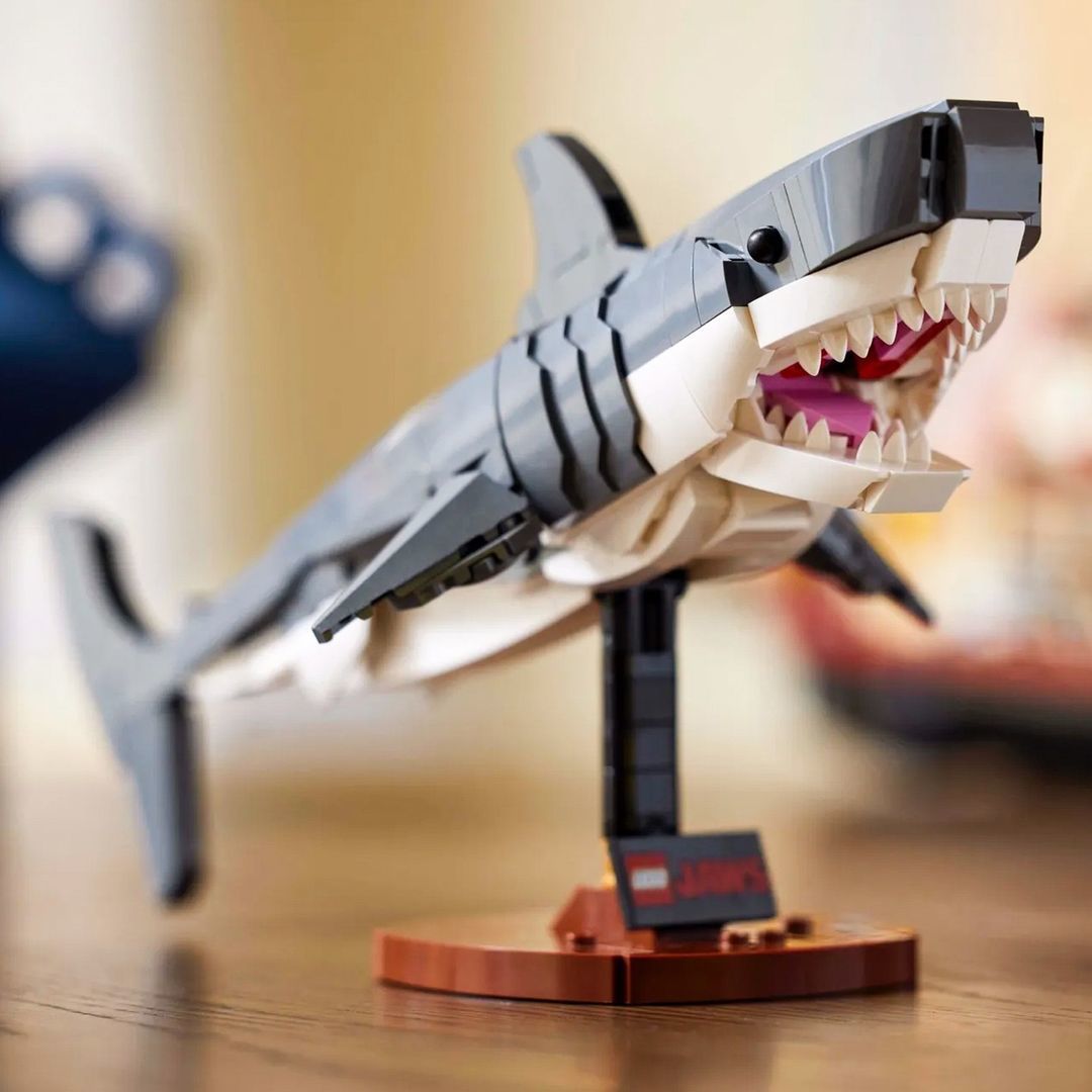 LEGO 21350 Ideas 系列「大白鯊」（Jaws）能以兩種方式展示致命掠食者布魯斯！