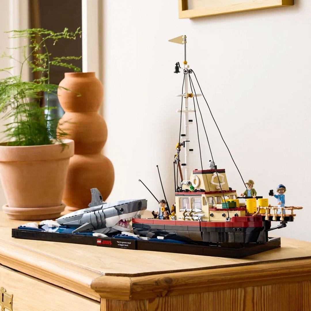 LEGO 21350 Ideas 系列「大白鯊」（Jaws）能以兩種方式展示致命掠食者布魯斯！