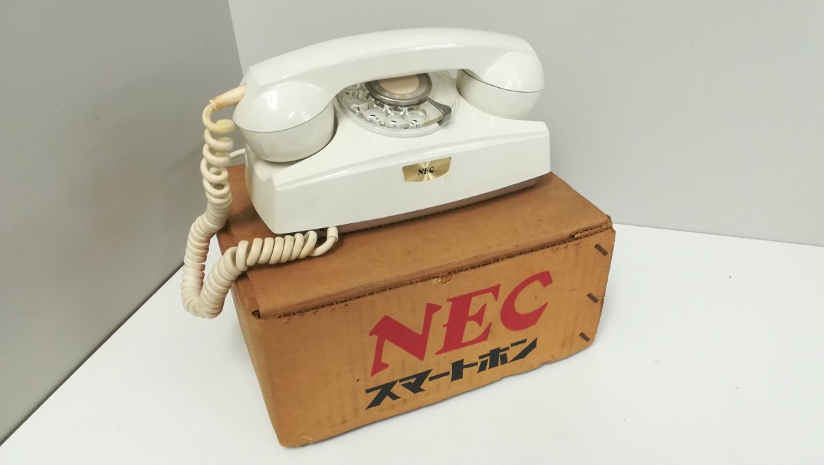 日本二手商店驚見「古早智慧型手機」？實際上這是60年代NEC古董電話機...只是也被稱作「智慧型」？