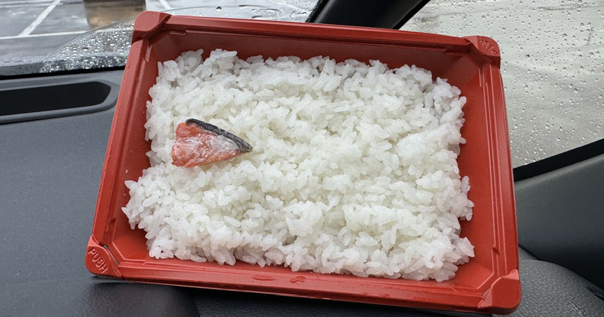 推主推薦秋田美食「鹽漬紅鮭飯」僅150日圓 看似超小塊魚肉網友卻喊 : 飯這根本不夠啊...