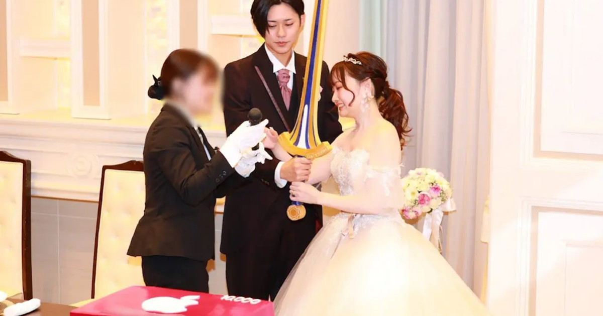 日本Coser結婚展現創意用「Excalibur」切「Apple禮品卡」蛋糕！ 婚宴還播《FGO》抽卡BGM