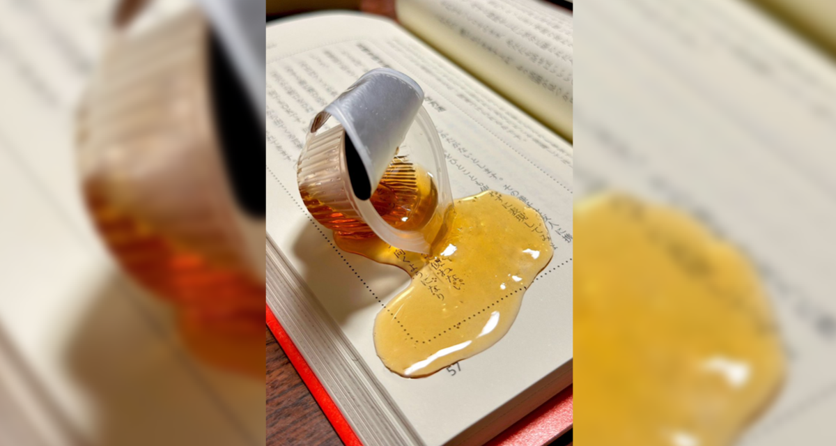 愛書的人看到會揪心！ 推主打造「打翻的糖漿球」造型紙鎮擺在書上網友絕讚想要商品化