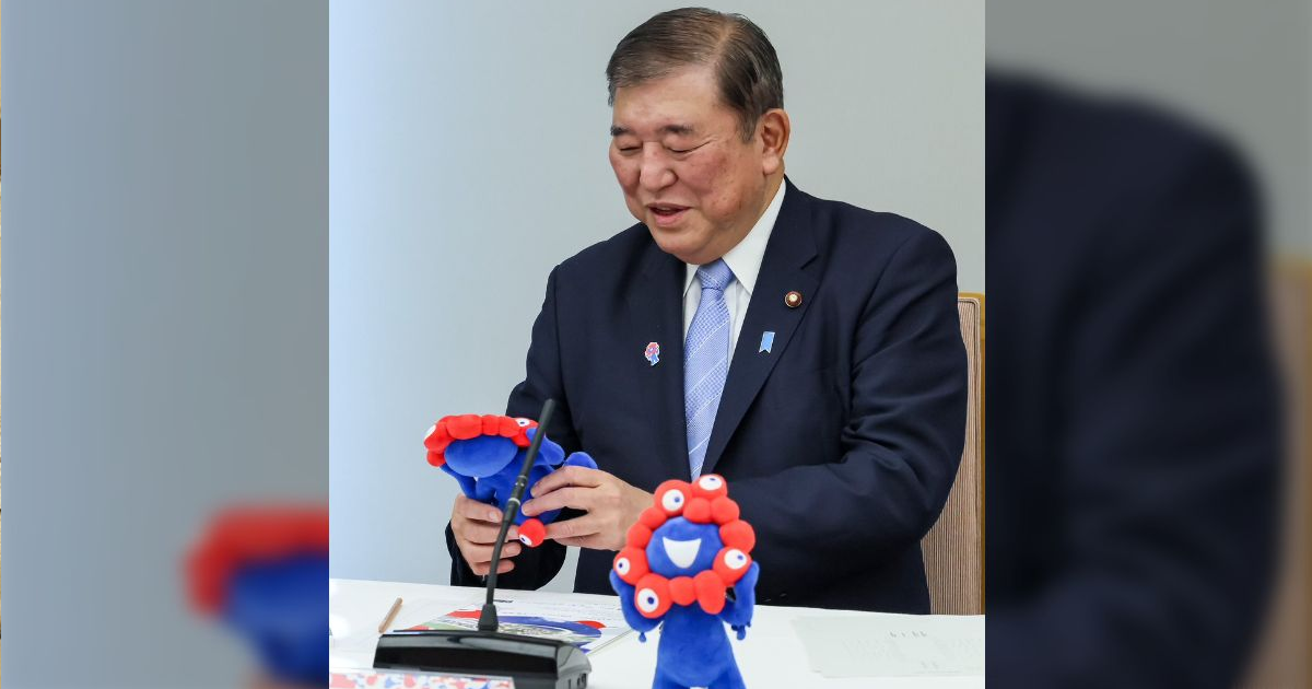 石破茂總理會議上摸「脈脈」娃娃還秀秀後馬上變臉談國政 網友笑稱 : 已被特級咒物征服！