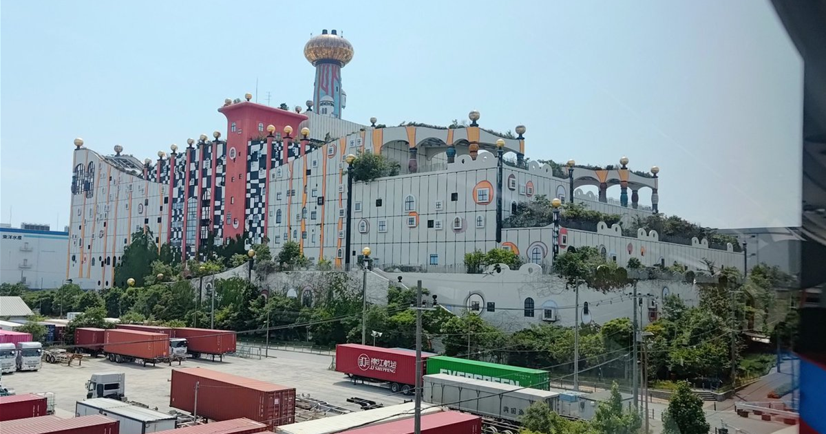 外國遊客搭電車喊「世博到了！」結果認錯建築 當地居民苦笑：是那高性能垃圾焚化爐？