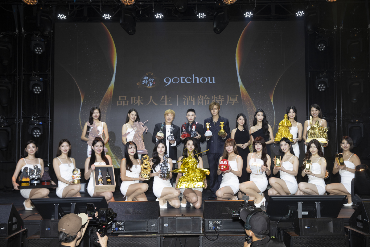 小豬收藏魂大爆發！代言酒齡特厚開箱超人力霸王6款限定酒 公開最愛是「這隻」