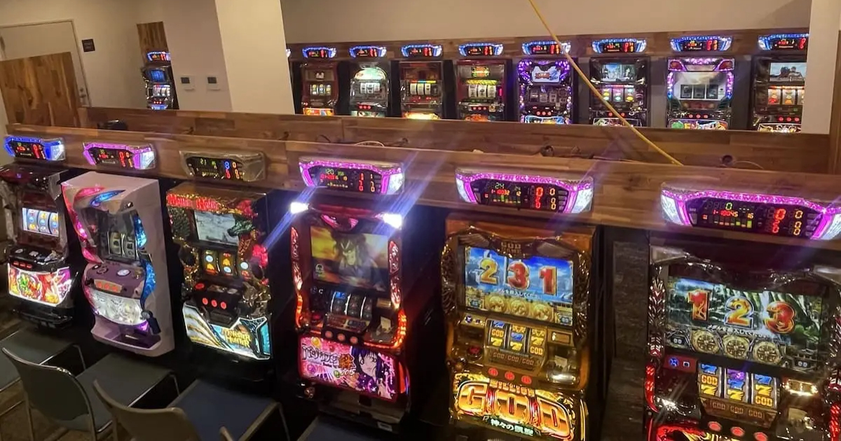 這竟然是溫泉旅館設施？ 石川縣住客免費玩的「柏青哥機台房」讓網友驚呼：42台太誇張了！