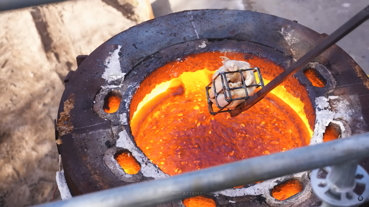 用熔岩烤雞會變怎樣？ 國外YouTuber嘗試《Minecraft》的「熔岩烤雞」烤出可怕景象