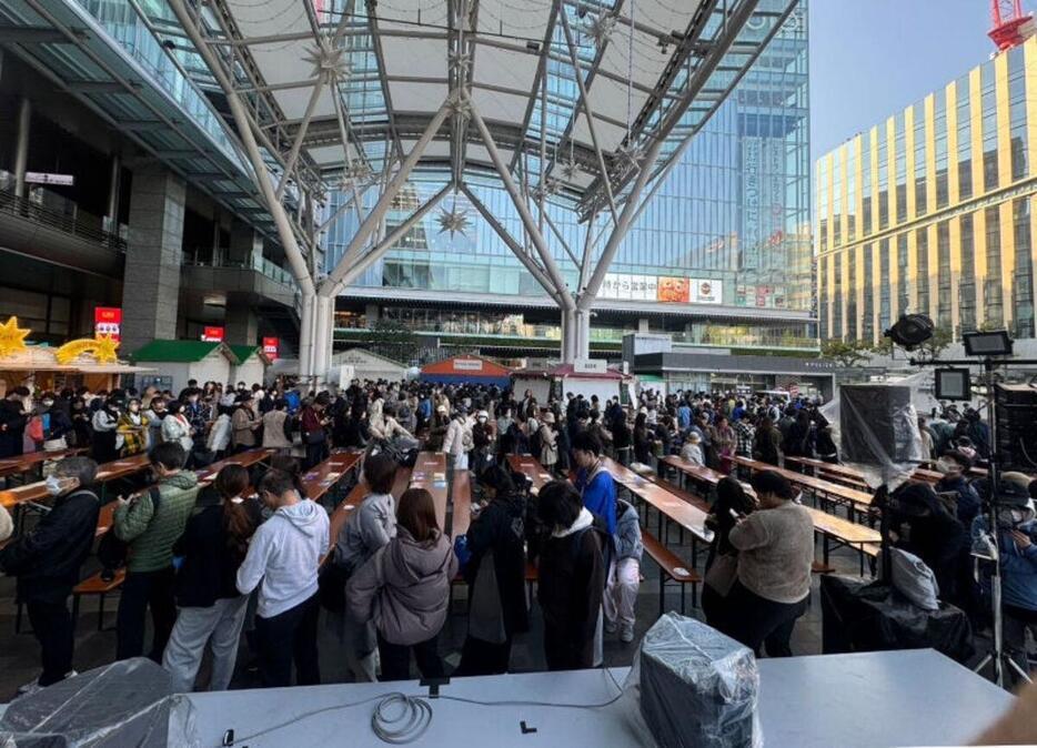 博多車站「瑪利歐」限定馬克杯引上千民眾凌晨排隊　轉賣炒到三倍價　主辦方緊急宣布暫停販售