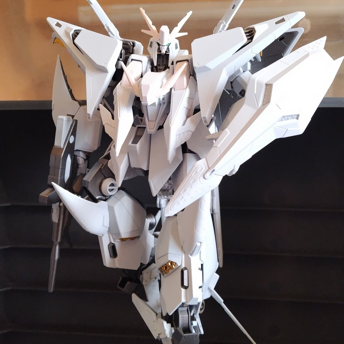 ガンプラがキャンバスに！？『閃光のハサウェイ』の夕陽をΞガンダムに