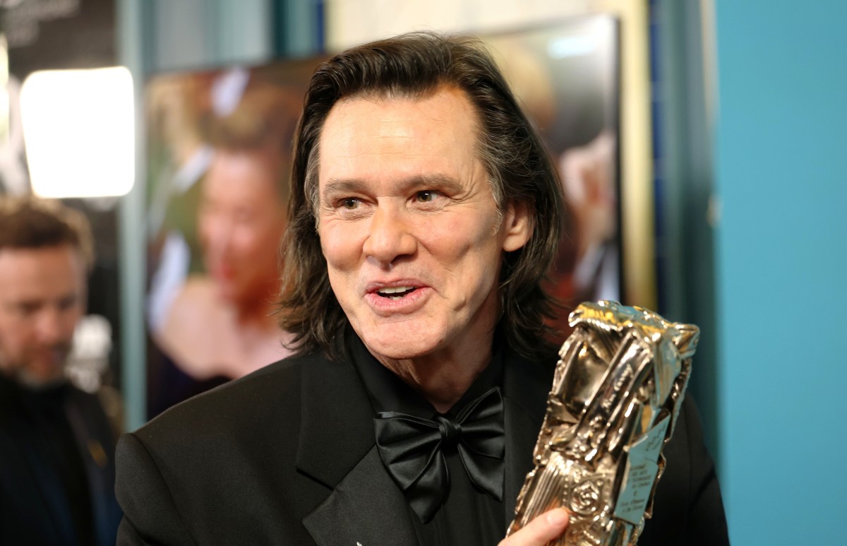 Jim Carrey's Appearance at Awards Sparks "Clone" Conspiracy Theories; Organizers Debunk Rumors: "He's Been in Contact for Months"