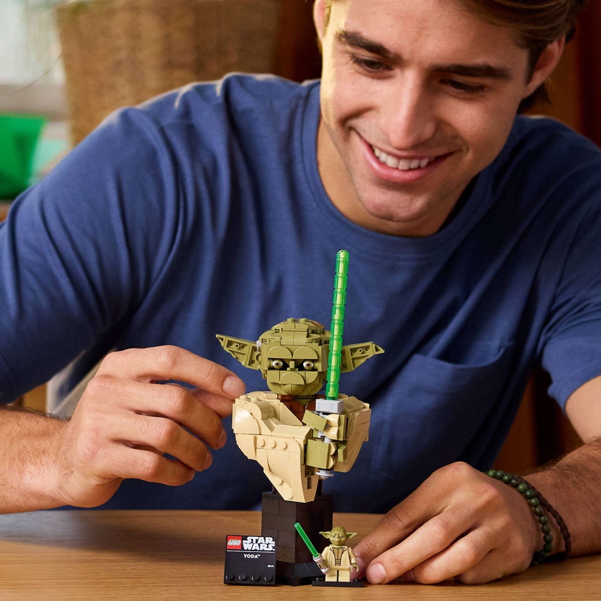 LEGO 75438『スター・ウォーズ』「マスター・ヨーダ バスト」両手で 