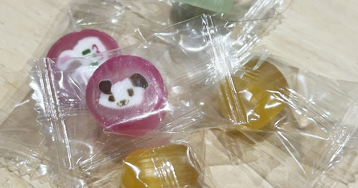 Osaka's Sweet Tradition Turns Sour in Tokyo: Foreigner's Candy Gesture Sparks Panic on Train