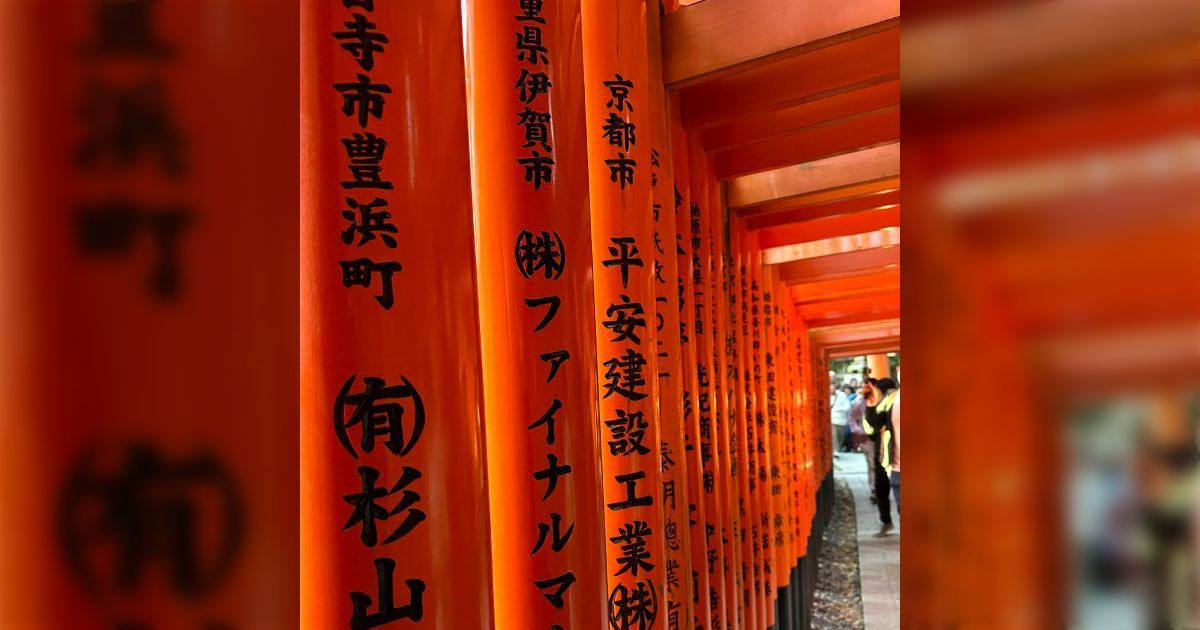 海外網友疑問「鳥居上面寫的是什麼？」引發「商業化」誤會 日網友解釋：這是「寄進」文化