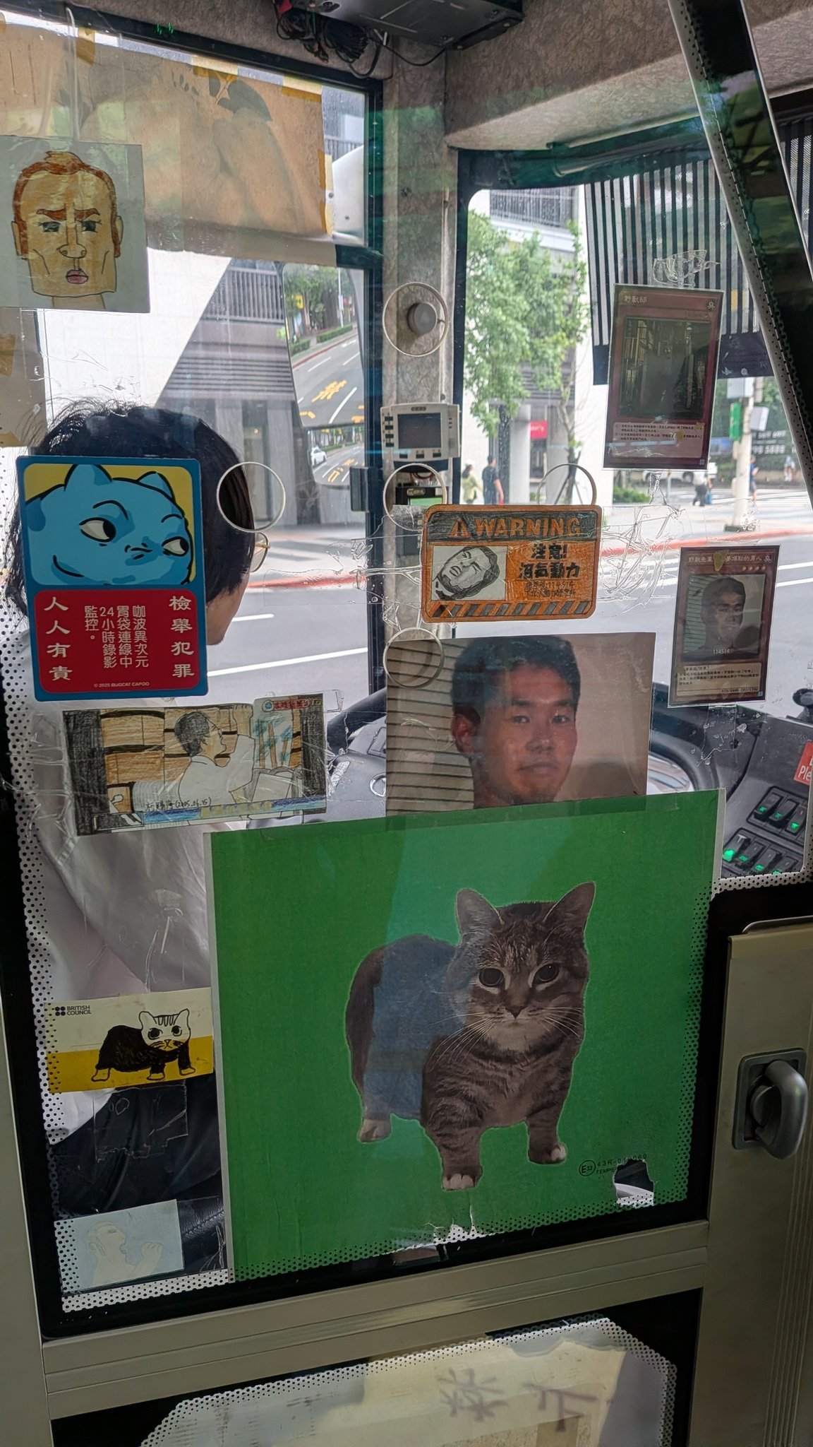 台湾で「野獣先輩ミームバス」を日本人ユーザーが激写！まさかの女性