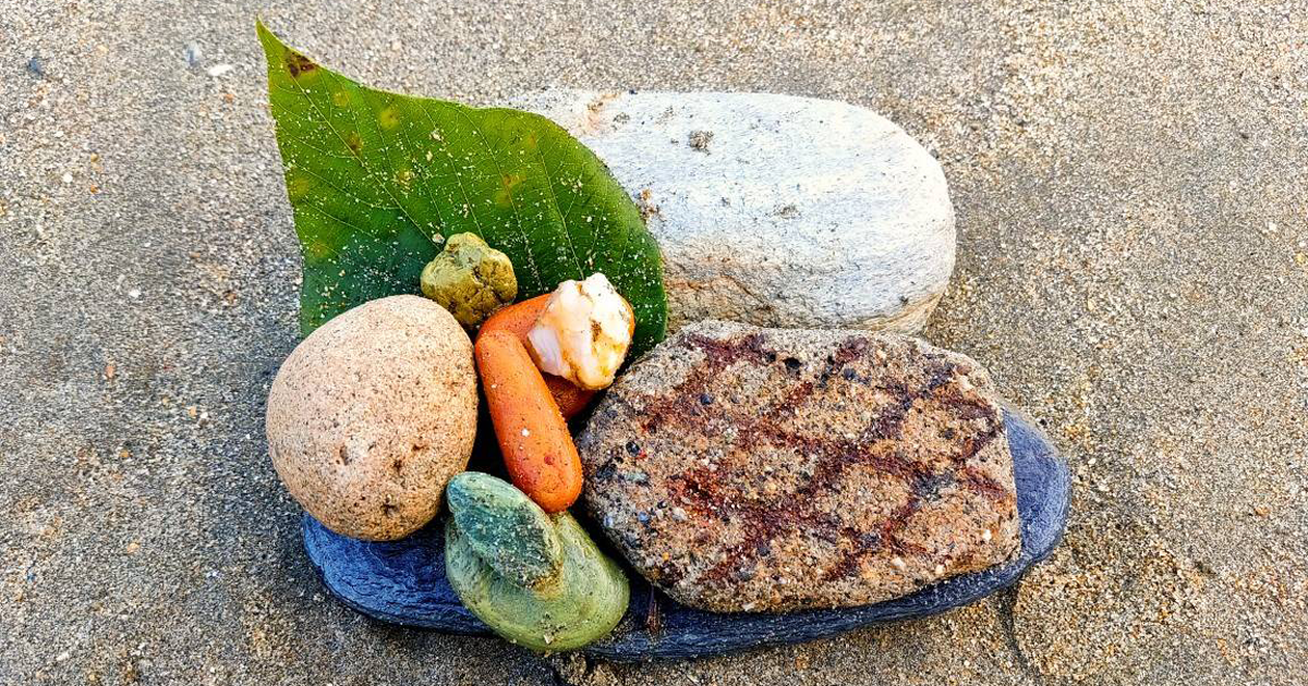 Japanese Manga Artist Shares Friend's "Stone Hamburger Steak Set Meal" Beach Art, So Realistic Netizens Ask: "Are You Sure That's Not AI?"