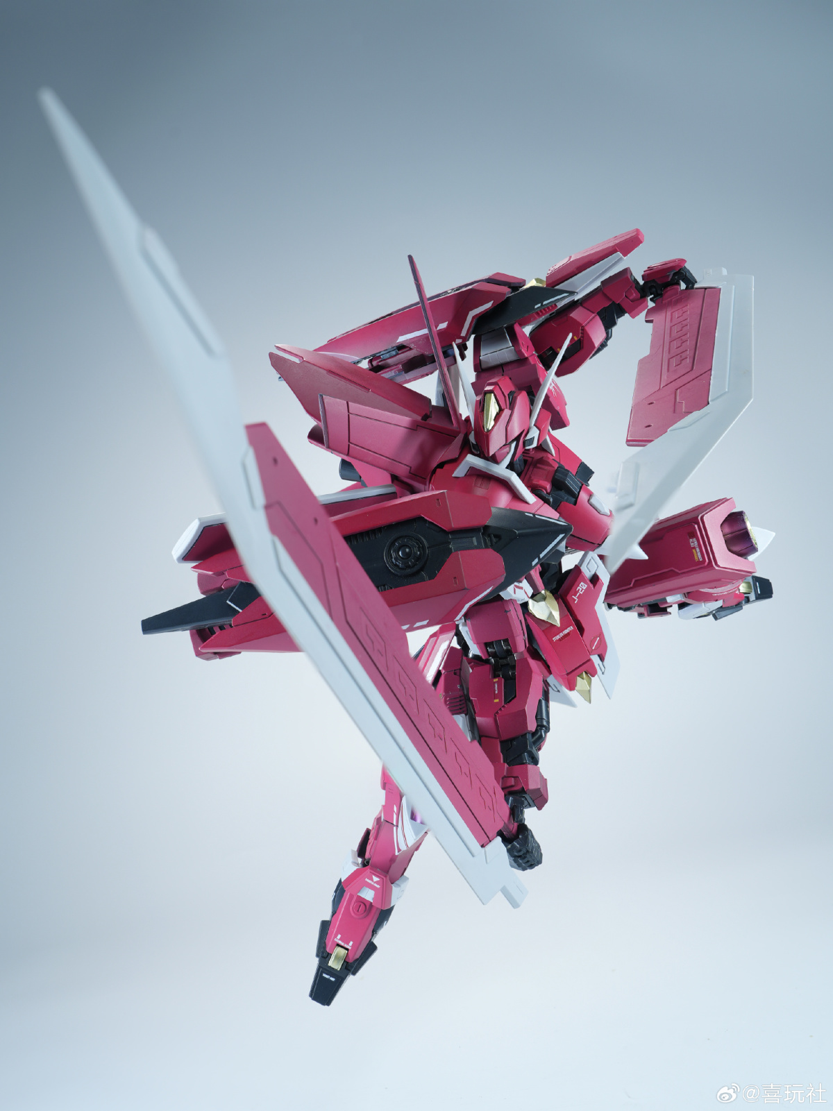 X-PLAY「J-20 龍魂戦機シリーズ 蒼威 燼赤鎏金版」塗装済みモデル試作