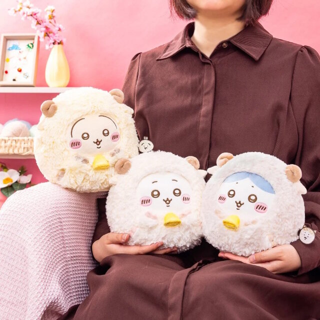 宝島社から『ちいかわ』の折りたたみテーブルが登場！ お勉強中のちい