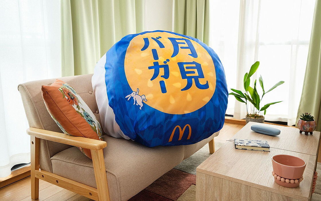マクドナルド、「月見バーガー超巨大クッション」が当たるキャンペーン